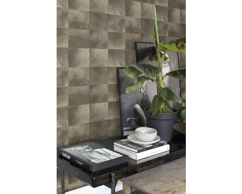 Stena s tapetou so štvorcovým vzorom a dekoráciou