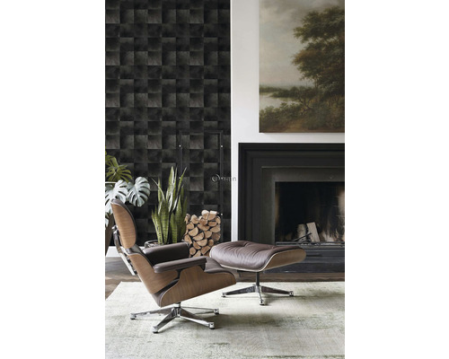 Obývacia izba s kreslom, krbom, palivovým drevom a vzorovanou tapetou