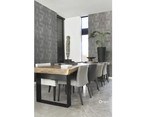 Jedáleň s dreveným stolom, stoličkami a vzorovanou tapetou