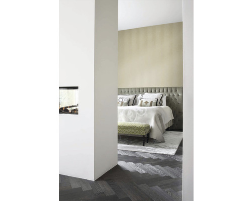 Spálňa s posteľou, lavicou a parketami do stromčeka