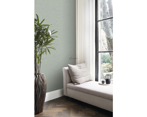 Obývacia izba so zelenou tapetou, ležadlo, izbová rastlina a okno