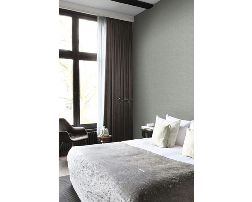 Spálňa s posteľou, nočným stolíkom a oknom so závesmi a sivou textilnou tapetou