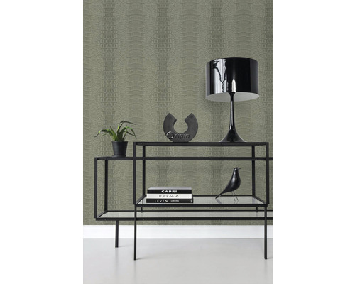 Ozdobná polica so stolnou lampou, izbovou rastlinou a tapetou so vzorom plazov v pozadí