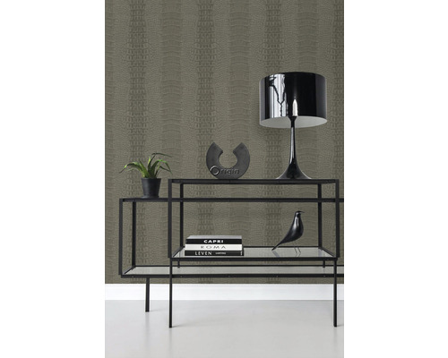 Pohľad na miestnosť s tapetou so vzorom a policou s dekoráciami