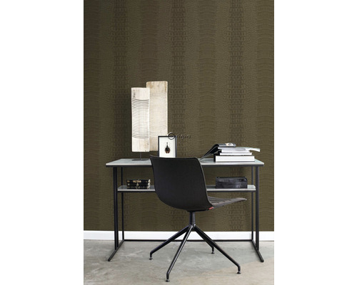 Pracovňa so stolom, kancelárskou stoličkou a nástennou tapetou s imitáciou plazí kože