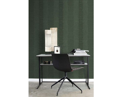 Pracovňa s písacím stolom, kancelárskou stoličkou a tapetou z krokodílej kože