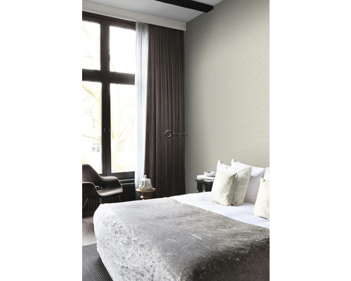 Spálňa s posteľou, závesmi a tapetou imitujúcou murivo