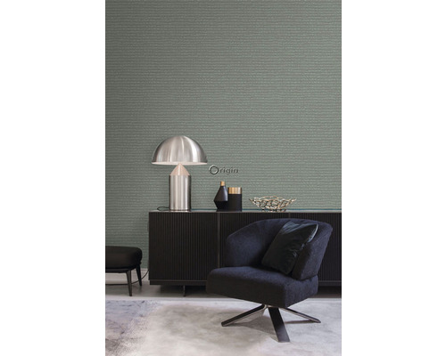 Návrh interiéru s čiernym kreslom, príborníkom a štruktúrovanou tapetou