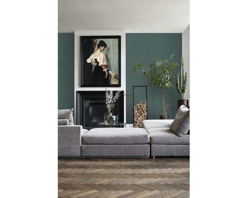 Obývacia izba so sivou pohovkou, krbom, obrazom a drevenou podlahou.