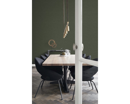 Jedáleň s jedálenským stolom, stoličkami, závesným svietidlom a štruktúrovanými tapetami.