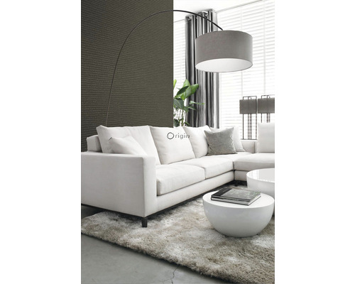 Svetlá obývacia izba s rohovou sedačkou, konferenčnými stolíkmi a kobercom