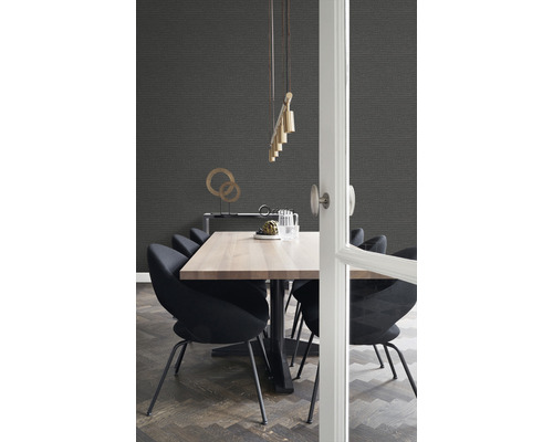 Jedáleň s jedálenským stolom, stoličkami, lampou a dekoráciou