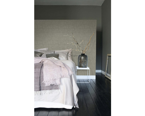 Spálňa s posteľou, nočným stolíkom a vzorovanou tapetou