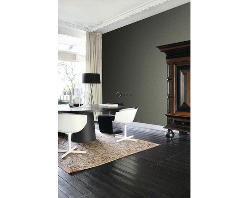 Svetlá izba s tmavou akcentnou stenou, jedálenským stolom a starožitnou skriňou