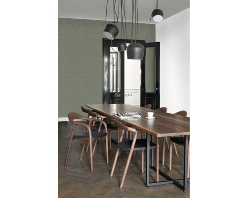 Jedáleň s jedálenským stolom, stoličkami a závesnými svietidlami