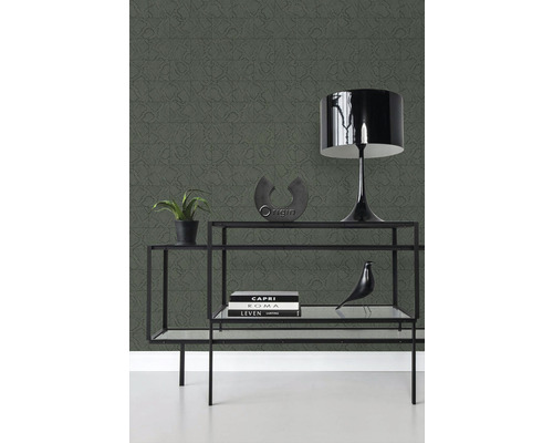 Izba so vzorovanou tapetou a čiernym regálom