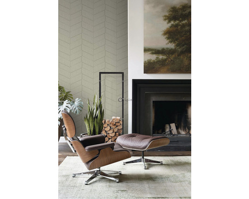 Obývacia izba s kreslom, podnožkou, krbom a vzorovanou tapetou