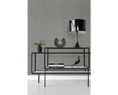 Scéna s komodou s dekoráciou a vzorovanou tapetou