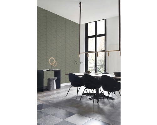 Jedáleň s dreveným stolom, čiernymi stoličkami a vzorovanou tapetou.