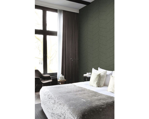 Spálňa s posteľou, oknom a tapetou so vzorom šípok