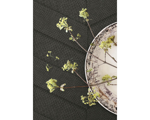 Detail štruktúrovaného povrchu s aranžmánom rastlín a ozdobnou misou.