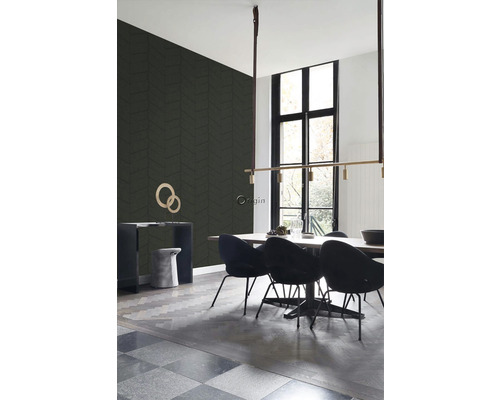 Jedáleň s tapetou, stolom a stoličkami.