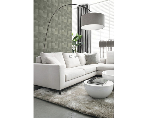 Obývacia izba s pohovkou, kobercom, lampou a tapetou