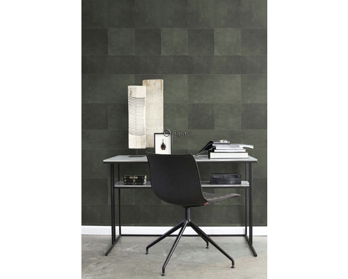 Pracovňa s písacím stolom, kancelárskou stoličkou a stenovou tapetou s dlaždicovým vzorom