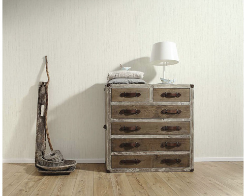 Dekoratívna izba s komodou, stolnou lampou a nástennou dekoráciou pre dizajn interiéru