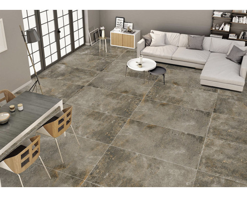 Obývacia izba s dlažbou, jedálenským stolom, stoličkami a pohovkou