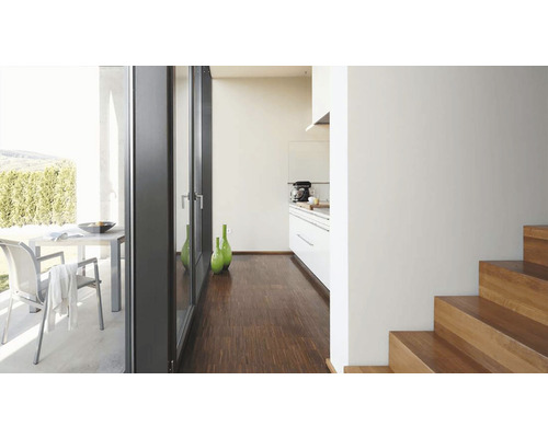 Interiér s terasou, kuchyňou a schodiskom.