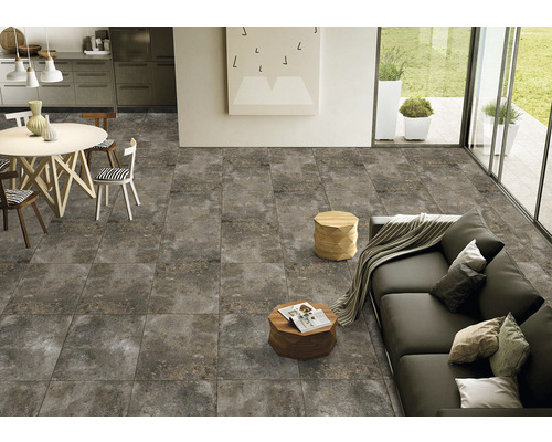 Svetlá obývacia izba s veľkoformátovou dlažbou, sedením a jedálenským kútom.