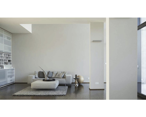 Svetlá obývacia izba s pohovkou, kobercom a policami