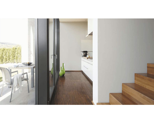 Svetlý interiér s oknom, terasou, kuchyňou a schodiskom.