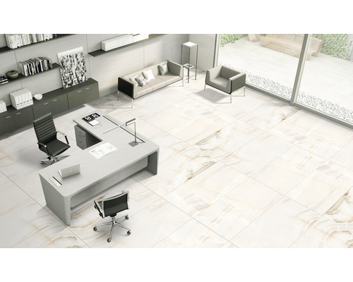 Svetlá kancelária s dlažbou, stolom a posedením.