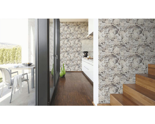 Interiér s tapetou s kvetinovým vzorom, drevenou podlahou a prístupom na terasu.