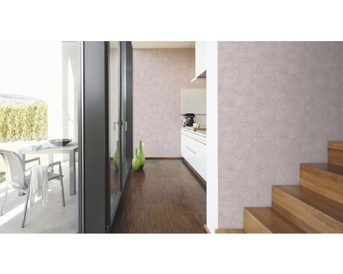 Svetlá miestnosť s tapetou so vzorom, kuchyňou a vstupom na terasu.