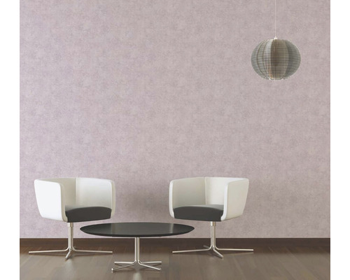 Dve stoličky a stôl pod závesnou lampou v obývacej izbe.