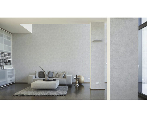 Svetlý obývací pokoj s pohovkou, otomanom a knižnicou