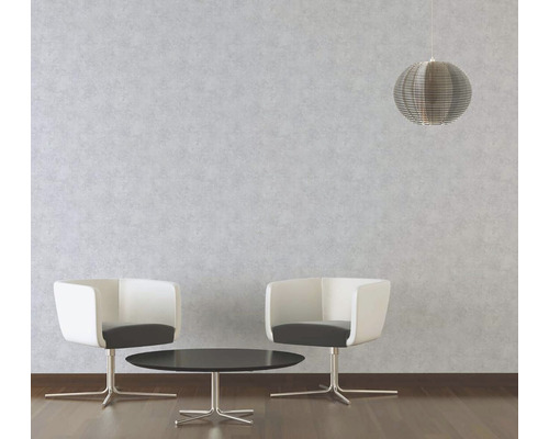 Svetlá scéna miestnosti s dvoma kreslami, stolom a závesným svietidlom