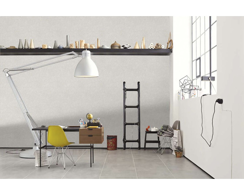 Svetlá izba so stolom, lampou, policou a dekoráciami