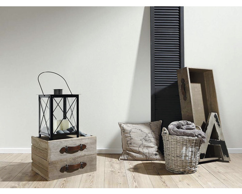 Dekoratívne obytné prostredie s lampášom, vankúšom a drevenými prvkami