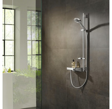 Sprchový panel s ručnou sprchou a poličkou v kúpeľni