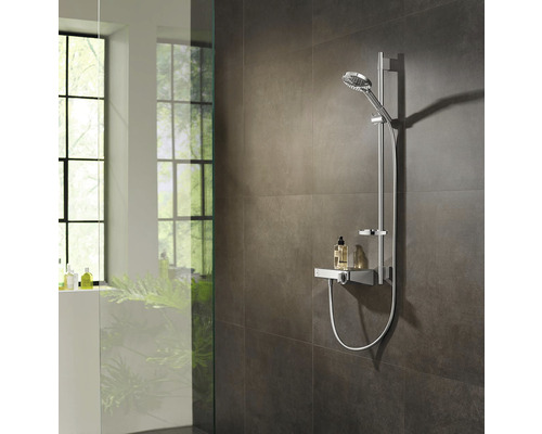 Sprchový panel s ručnou sprchou a poličkou v kúpeľni