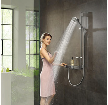 Žena v sprche s poličkou