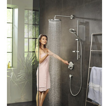 Žena pod sprchovým setom s hlavovou a ručnou sprchou v kúpeľni
