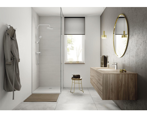 Kúpeľňa so sprchou, umývadlom a zrkadlom