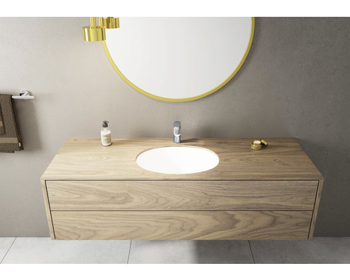 Kúpeľňa s umývadlovou skrinkou z dreva a okrúhlym zrkadlom