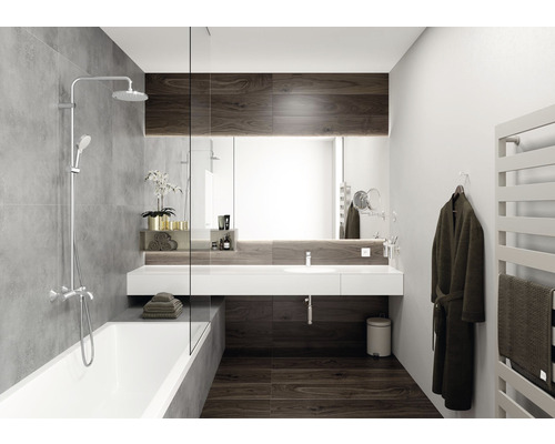 Moderná kúpeľňa s vaňou, umývadlom, zrkadlom a ohrievačom uterákov