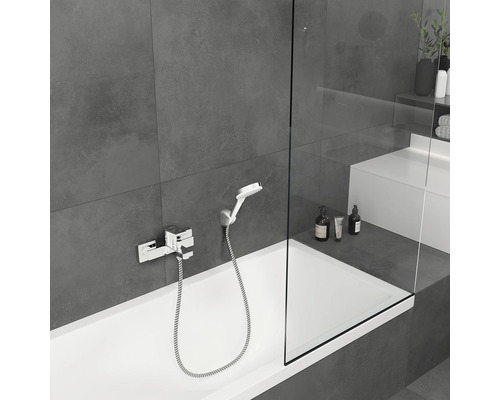 Kúpeľňa s vaňou, sprchovou zástenou a batériou